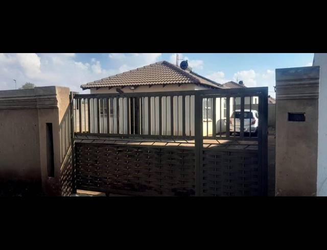 2 BEDROOM HOUSE FOR SALE IN LUFHERENG